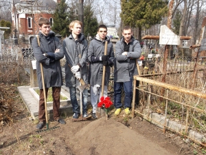 Студенти КПІ біля могили Скоморохова О.О.